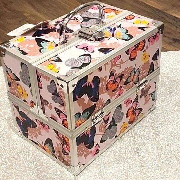 So Chic Butterfly Cosmetic Traincase w/Lock - Picture 6 of 8